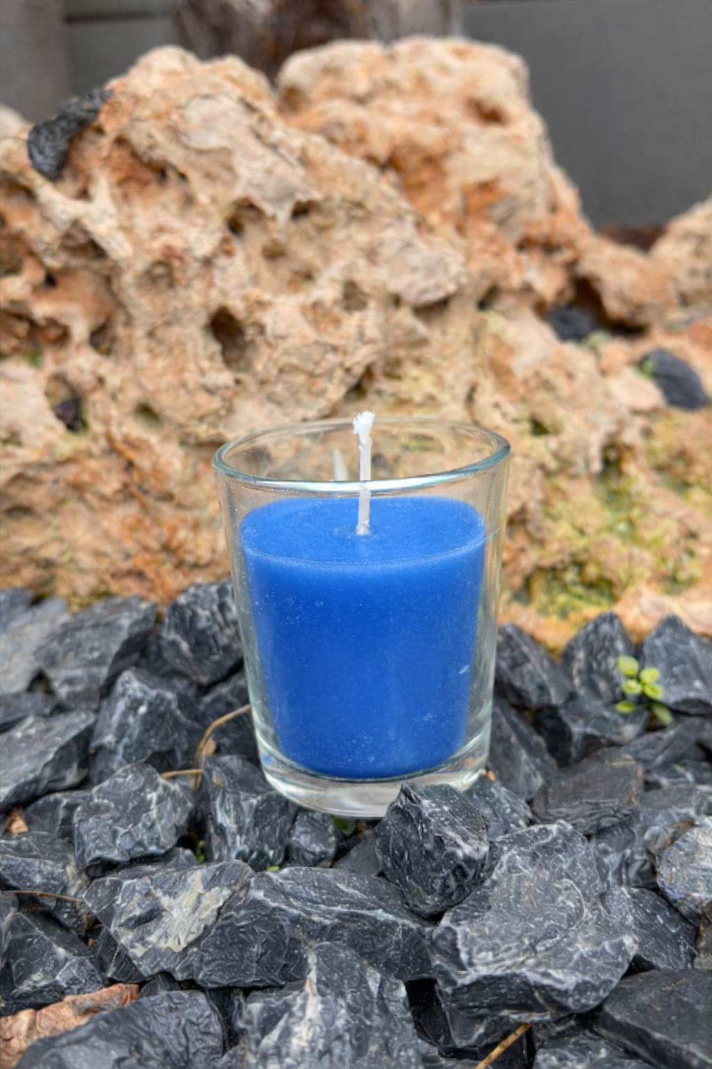 vela azul sobre rocas oscuras