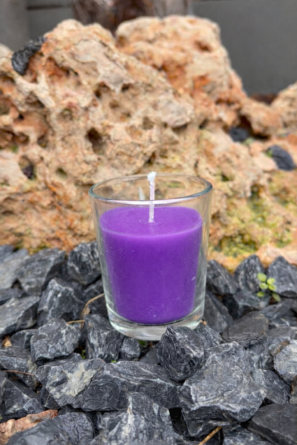 vela violeta sobre roca de pizarra