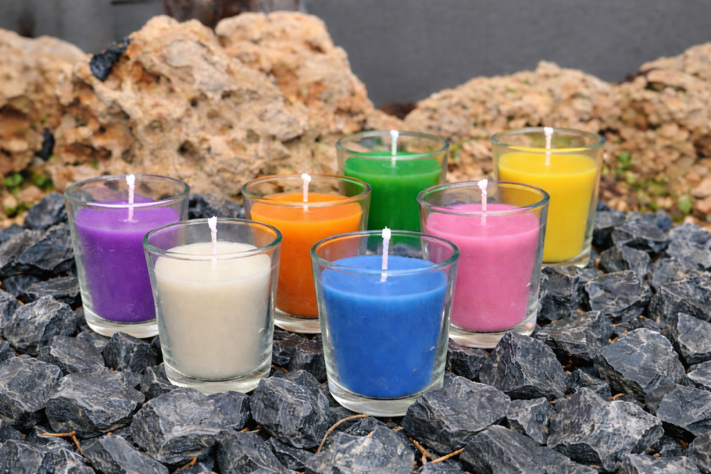 velas aromáticas sobre rocas oscuras